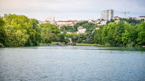 La ville du Rhône a une note de 73,5 sur 100 sur le barème de l'Observatoire des villes vertes. Lyon est la première ville dans le classement indépendant de la "biodiversité". Il faut dire que Lyon a été Capitale de la Biodiversité en 2019, avec de nombreuses actions en faveur de la protection de la biodiversité mises en place.