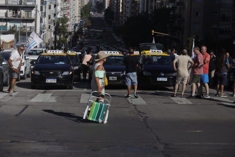 La protesta de los taxistas marplatenses complicó las actividades en toda la ciudad, incluso el acceso a las playas