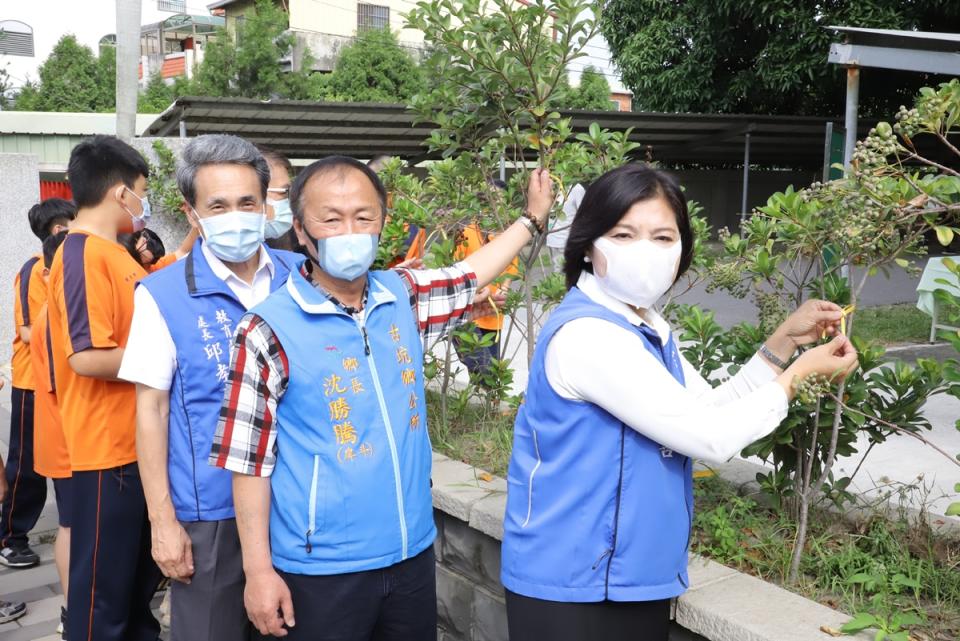  雲林縣古坑國中小流浪犬安置引發爭議，小白已返校、 小黑失蹤至今，雲林縣長張麗善（右1）25日到學校與 師生一起繫上黃絲帶，歡迎小白平安歸來並為小黑祈福 。 中央社