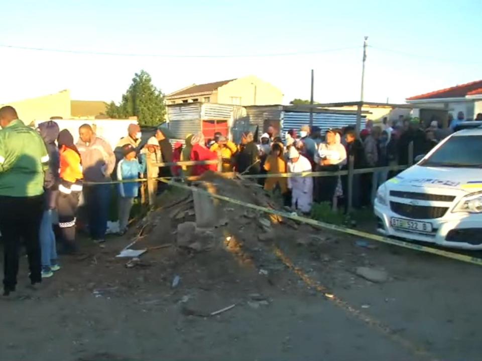 Emergency services at the scene of the deaths at the Enyobeni Tavern (eNCA)