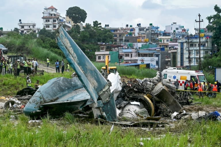 Restos del avión que se estrelló en el aeropuerto de Katmandú, la capital de Nepal, el 24 de julio de 2024 (PRAKASH MATHEMA)