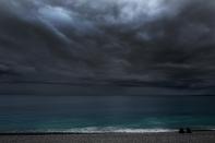 Intempéries à venir sur la côte d'Azur, en témoigne les couleurs menaçantes du ciel et de la mer. (Photo : VALERY HACHE / AFP)