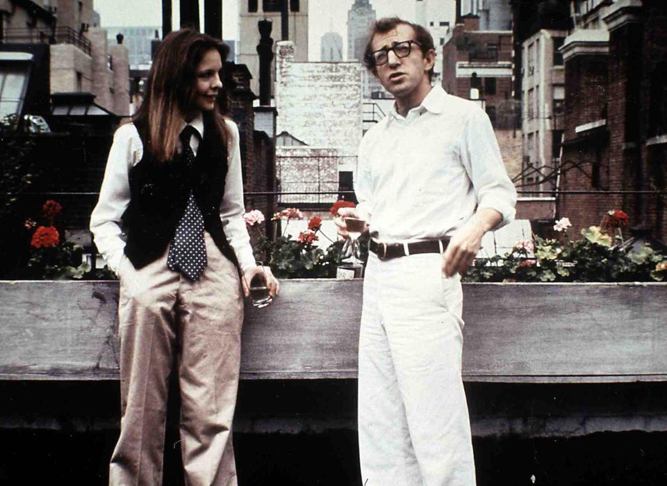 Kino. Der Stadtneurotiker, 1970er, 1970s, Annie Hall, Film, Paar, couple, Der Stadtneurotiker, 1970er, 1970s, Annie Hall, Film, Paar, couple, Diane Keaton, Woody Allen Der New Yorker Komiker Alvy Singer (Woody Allen) ist fasziniert von seiner neuen Bekanntschaft Annie Hall (Diane Keaton)., 1977. (Photo by FilmPublicityArchive/United Archives via Getty Images)