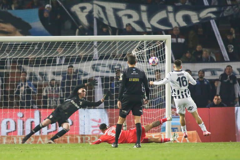 La definición de Rodrigo Garro se estrellará en un poste, cuando River la pasaba mal por la presión de Talleres, finalmente vencedor por la Copa Argentina; el estratego de la T le hizo tres goles en los últimos dos partidos al cuadro millonario.