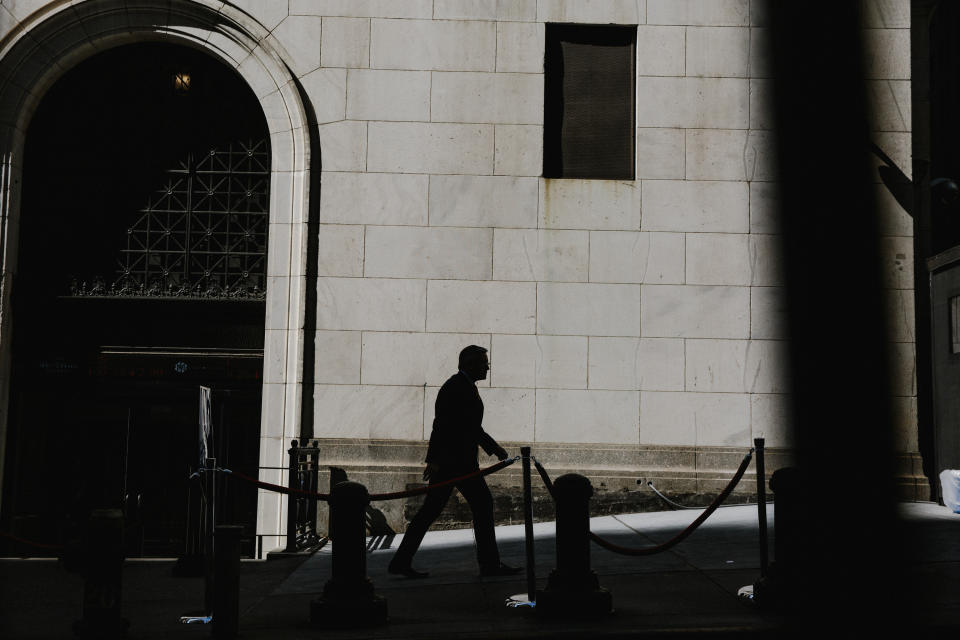 Un operador sale de la Bolsa de Valores de Nueva York, 9 de marzo de 2020. (Mark Abramson/The New York Times)