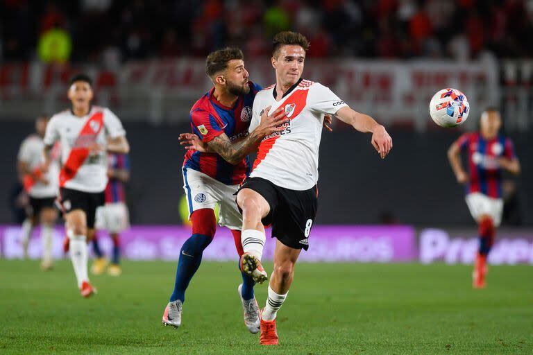 Agustin Palavecino (derecha) de River Plate y Gino Peruzzi (izquierda) de San Lorenzo en acción durante el partido entre River Plate y San Lorenzo como parte del Torneo Liga Professional 2021 en el Estadio Monumental Antonio Vespucio Liberti