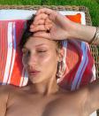 En janvier 2016 et à seulement quelques jours avant les sélections pour les JO de Rio, Bella Hadid annonce sur les réseaux qu’elle souffre de la maladie de Lyme. Cette pathologie infectieuse transmise par une piqûre de tique la fatigue énormément et lui a été, comme bien souvent, diagnostiquée très tardivement. Elle doit alors renoncer à son rêve olympique et se fait plus rare sur les podiums. Aujourd’hui encore, elle se bat contre plusieurs symptômes de ce qu’elle appelle "<em>la maladie invisible</em>". Un parcours difficile qu’elle a récemment expliqué dans une story sur le compte Instagram (@palestineonaplate) de la cheffe palestinienne Joudie Kalla qui souffre de la même infection. ©<em>Instagram @bellahadid</em>