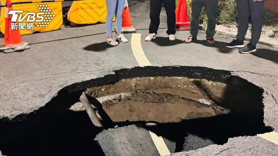 台南市安南區深夜有民眾發現，道路塌陷變成八米大的天坑。（圖／翻攝自郭信良臉書）