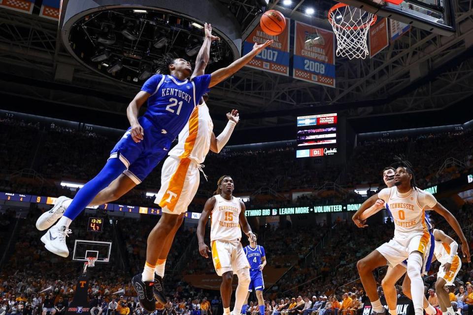 Kentucky guard D.J. Wagner (21) shoots the ball against Tennessee during Saturday night’s Wildcats victory at Thompson-Boling Arena in Knoxville.