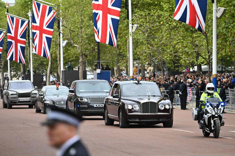 La caravana de autos que lleva al rey Carlos III de Gran Bretaña baja por el centro comercial de Londres