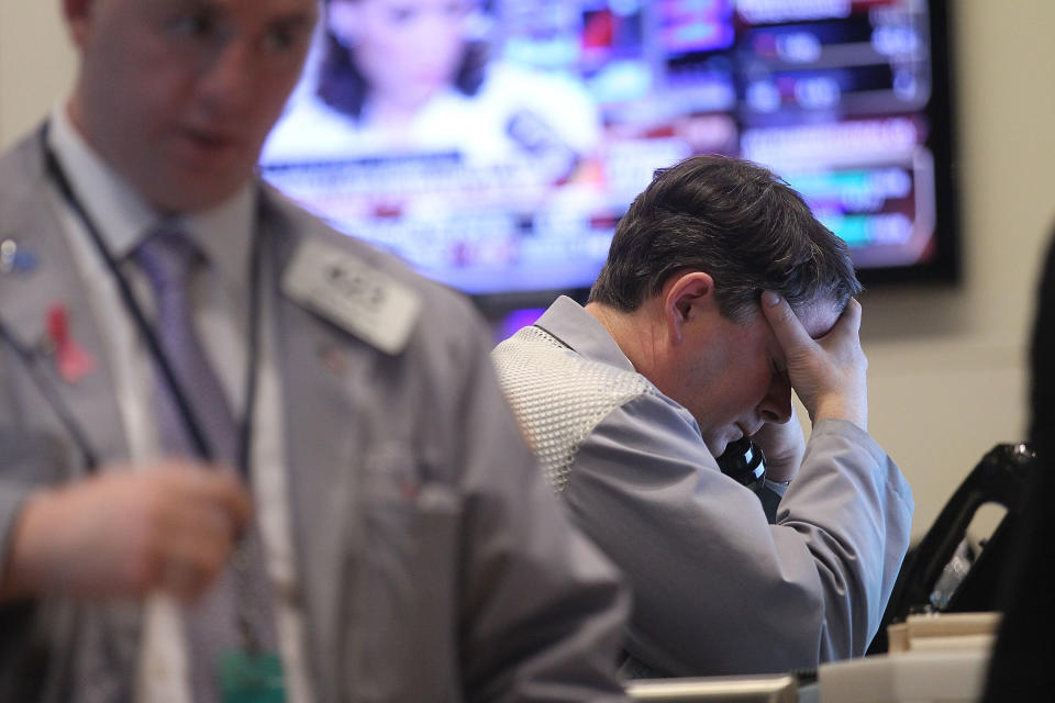 NEW YORK, NEW YORK - 22 FEBRUARI: Een handelaar houdt zijn hoofd in zijn hand op de vloer van de New York Stock Exchange na de slotbel op 22 februari 2011 in New York City.  De Dow Jones daalde 178 punten nadat de onrust in Libië zorgen deed rijzen over een mogelijke impact van de onrust in het Midden-Oosten op de olieproductie.  De olieprijs steeg eerder op de dag naar $98 per vat.  (Foto door Mario Tama/Getty Images)