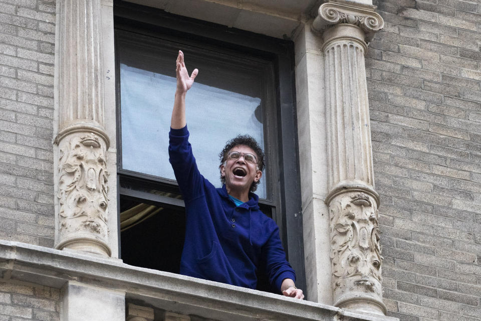 ARCIVO - El astro de Broadway Brian Stokes Mitchell canta "The Impossible Dream" desde la ventana de su apartamento en Manhattan el 27 de abril de 2020, en medio de la pandemia de coronavirus. (AP Foto/Mark Lennihan, Archivo)