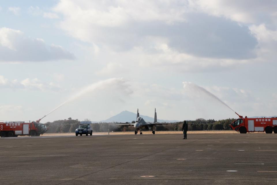 印度空軍的Su-30 MKI戰機與C-17運輸機首次降落於日本百里空軍基地。   圖：翻攝自航空自衛隊推特