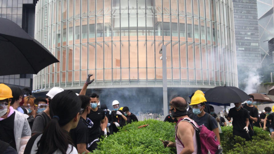 警方最先在立法會示威區內，往欲衝入內的示威者投擲催淚彈。吳婉英攝