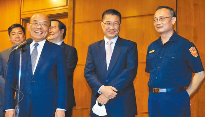 行政院長蘇貞昌（左前）今天分批接見8名新任警察局長，內政部長徐國勇（中）也會列席參加。（本報資料照片）