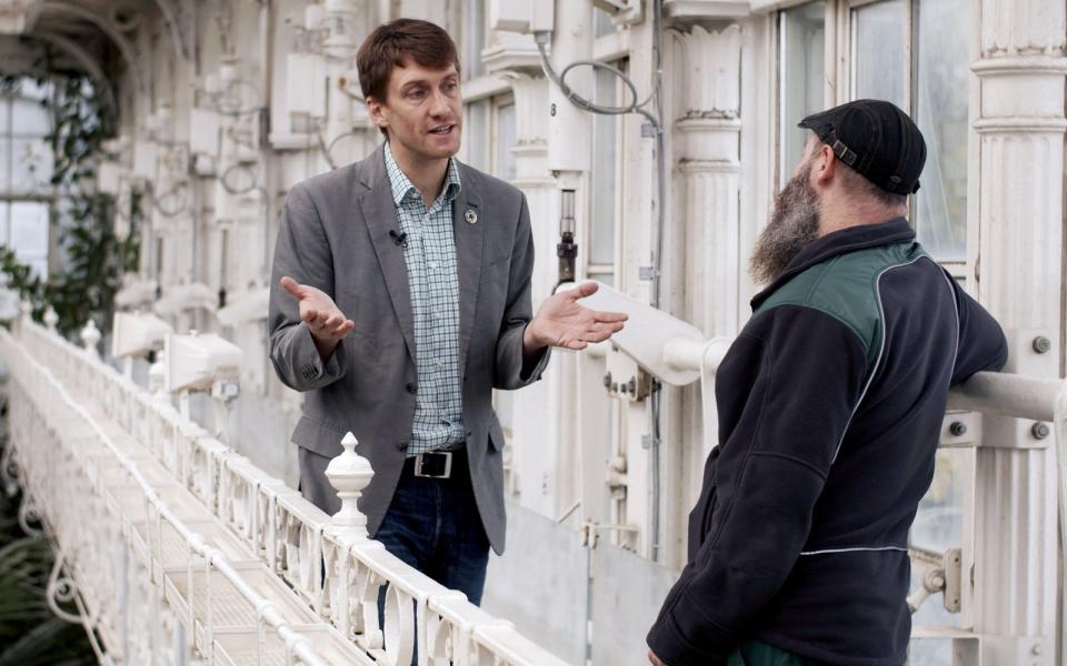 Der Klimatologe Daniel Huppmann (links) erklärt einem Gärtner im Großen Palmenhaus Schönbrunn, wie viele derartiger Anlagen nötig wären, um alles überschüssige CO2 auf der Erde zu kompensieren. (Bild: ARTE / Diego5 Studios)