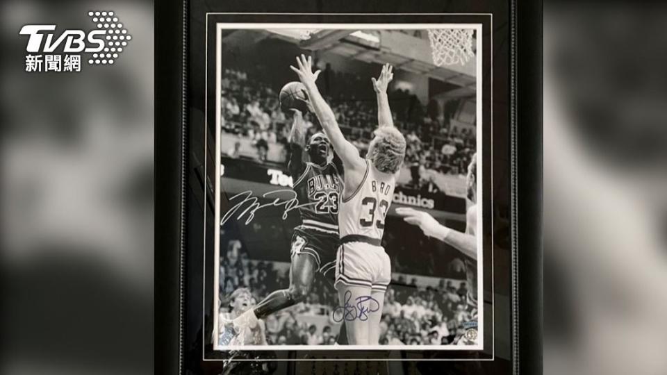 NBA巨星麥可喬登與冠軍球員大鳥博德場上競技的簽名海報，被以45萬預購收藏。