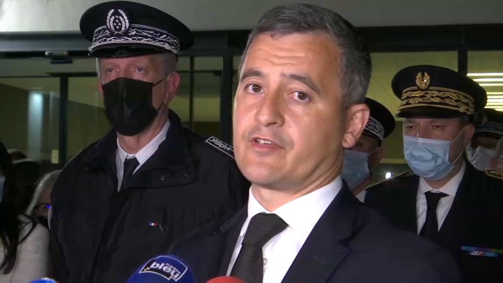 Gérald Darmanin devant le commissariat d'Avignon ce mercredi. - BFMTV