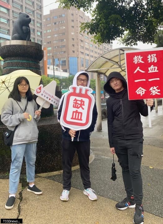 基隆市救國團慶祝青年節活動，首波「熱血基隆，公益傳愛」熱情登場；青年學生代表及義工前往除挽袖捐血外，也上街頭號召民眾踴躍捐血。（基隆市救國團提供）