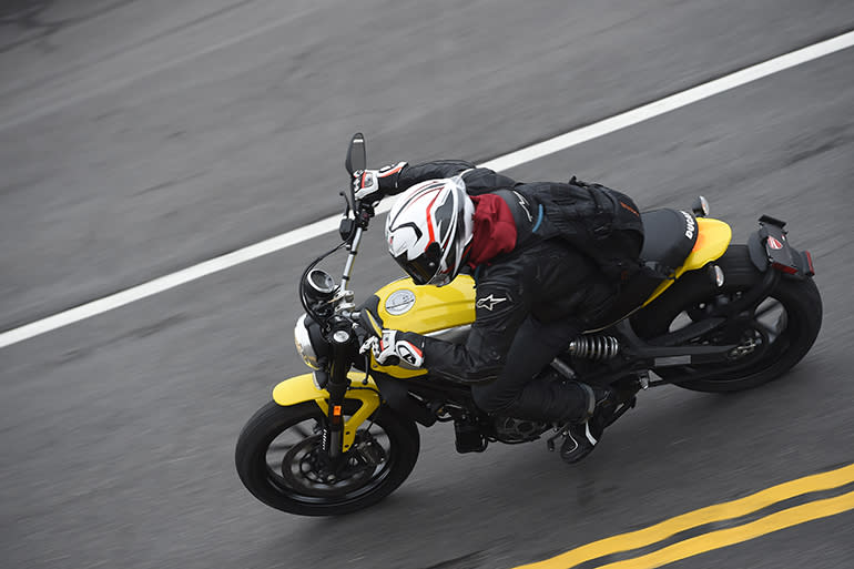 2015-Ducati-Scrambler-Review-07