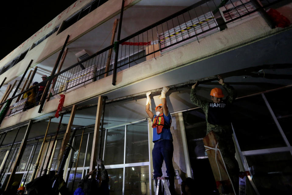 <p>Workers reinforce a balcony during a search for students at the Enrique Rebsamen school after an earthquake in Mexico City, Mexico, Sept. 20, 2017. (Photo: Daniel Becerril/Reuters) </p>