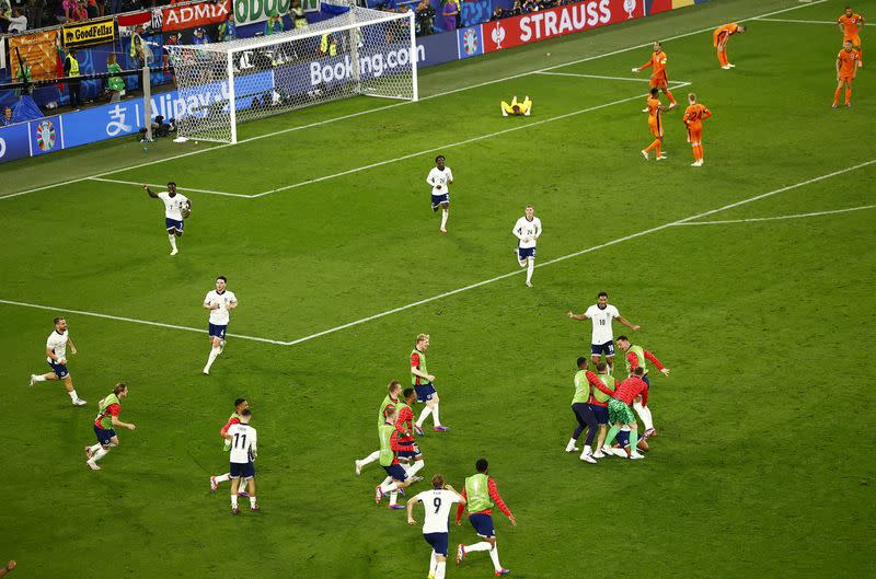 Foto del miércoles del futbolista inglés Ollie Watkins celebrando con sus compañeros tras marcar ante Países Bajos