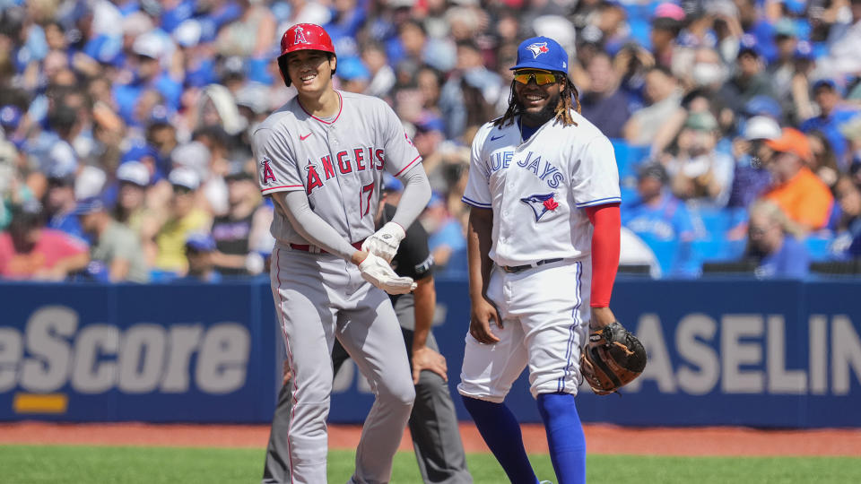 Czy Shohei Ohtani (z lewej) będzie mógł nosić koszulkę Blue Jays w przyszłym sezonie?  (Zdjęcie: Mark Blinch/Getty Images)