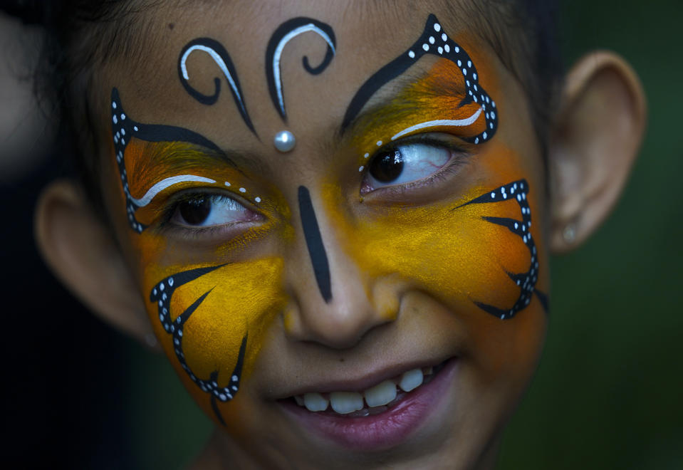 Una niña, con una mariposa pintada en la cara, sonríe durante un desfile por el centenario del zoológico de Chapultepec, en Ciudad de México, el jueves 6 de julio de 2023. Los organizadores del zoológico invitaron a los visitantes a ir vestidos de su animal favorito. (AP Foto/Fernando Llano)
