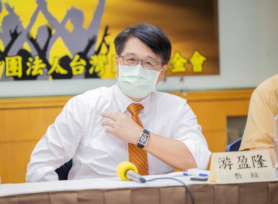 台灣民意基金會董事長游盈隆認為，此次修憲賦予18歲年輕人「被選舉權」是不負責任的做法，此次修憲公投若通過「肯定是台灣憲政史上的一個笑柄、敗筆和災難」圖／游盈隆臉書