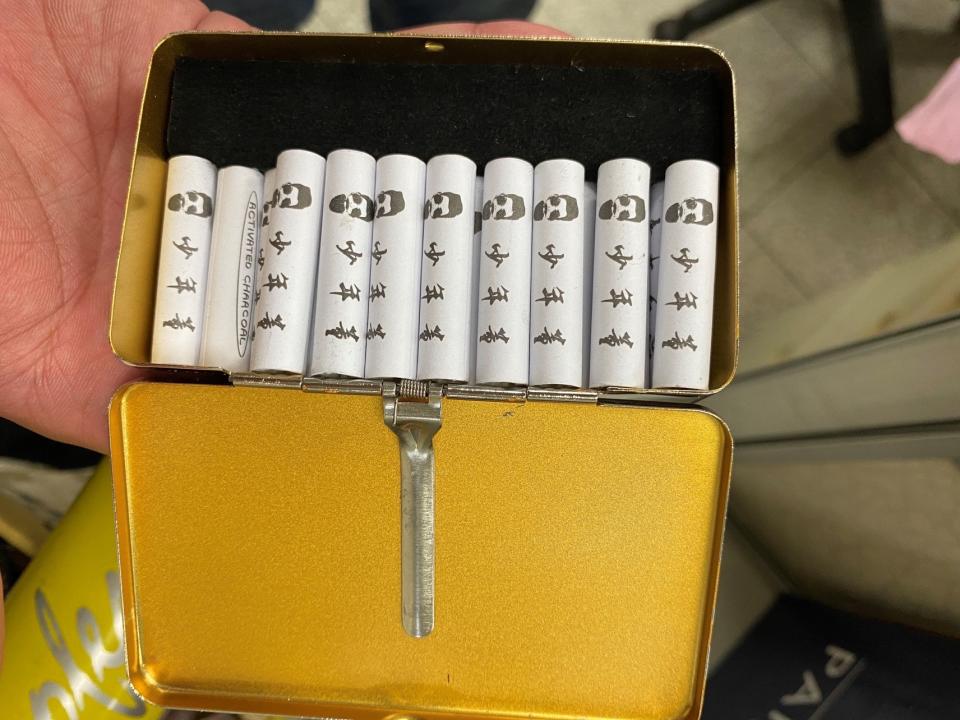警方發現陳男居住處的香菸包裝上標示有「少年董」等字樣，研判陳男以「少年董」自居。（圖/記者江雁武翻攝）