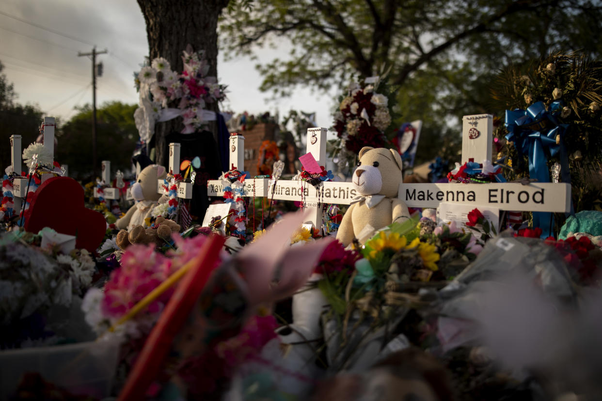 Un monumento conmemorativo improvisado para las víctimas del tiroteo masivo en la primaria Robb en Uvalde, Texas, el 1.° de junio de 2022. (Ivan Pierre Aguirre/The New York Times)
