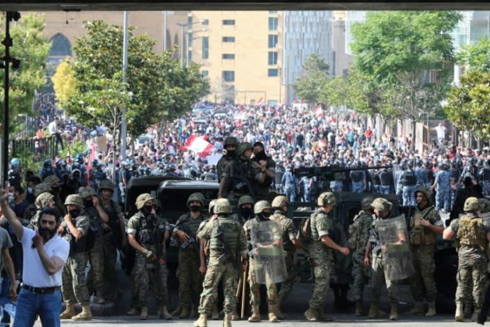 Lebanese army soldiers and security forces deployed in central Beirut to contain the anger of the protesters (AFP Photo/ANWAR AMRO)