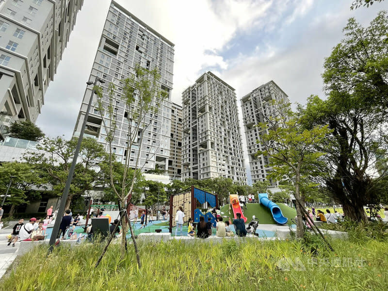 囤房稅2.0目前研擬「非自住」住家用房屋，在六都若有2戶以內，適用稅率3.2%。（中央社）