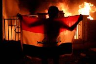 <p>Ein Mann in der irakischen Hauptstadt Bagdad hält während eines Protestes für mehr Jobs und bessere öffentliche Bedingungen die Nationalflagge hoch. (Bild: AP Photo/Nabil al-Jurani) </p>