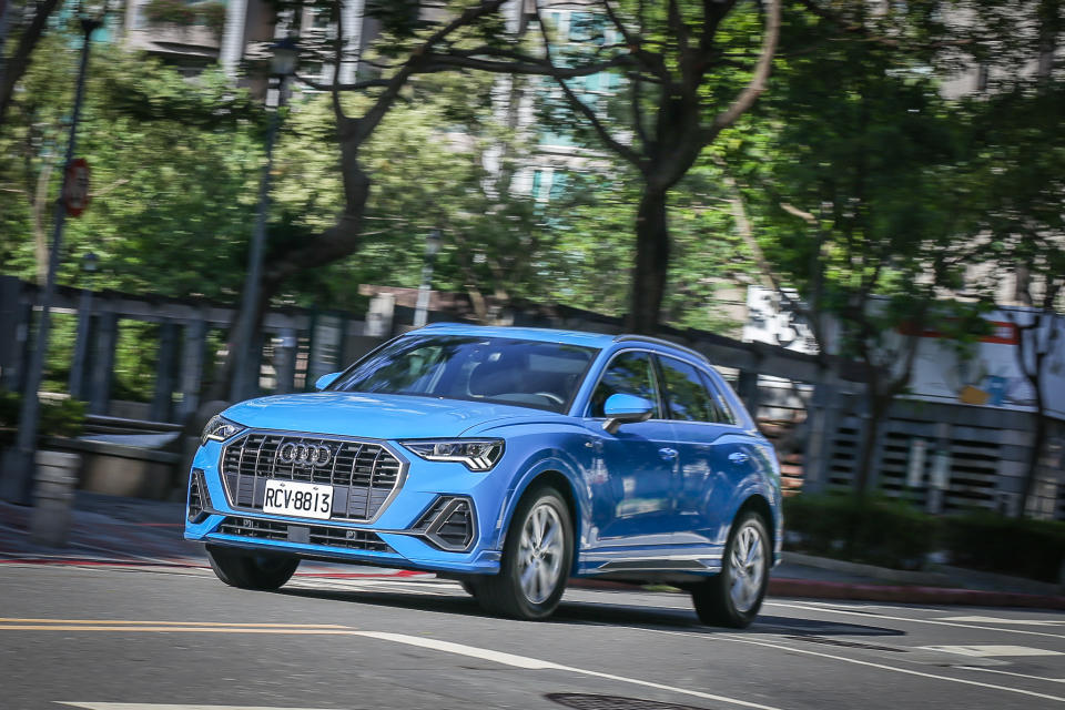 動力湧現的緊湊感更勝 Q3 35 TFSI 車型，拉提轉速之後的加速續航力也更為優異。