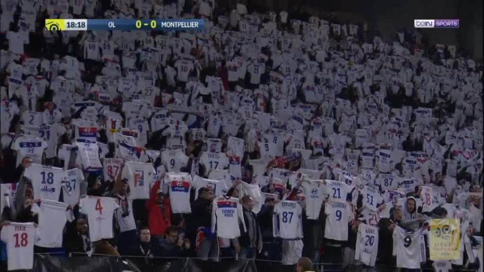 VIDEO LIGUE 1 – Suspendu contre Montpellier, Nabil Fekir a suivi le début de match depuis le kop au Groupama Stadium. L’attaquant de l’OL a ensuite rejoint la tribune officielle. A la 18e minute, en écho à son numéro, les fans de l’OL ont tous brandi leurs maillots à la manière de Fekir, buteur contre Saint-Etienne dans le récent derby (5-0).