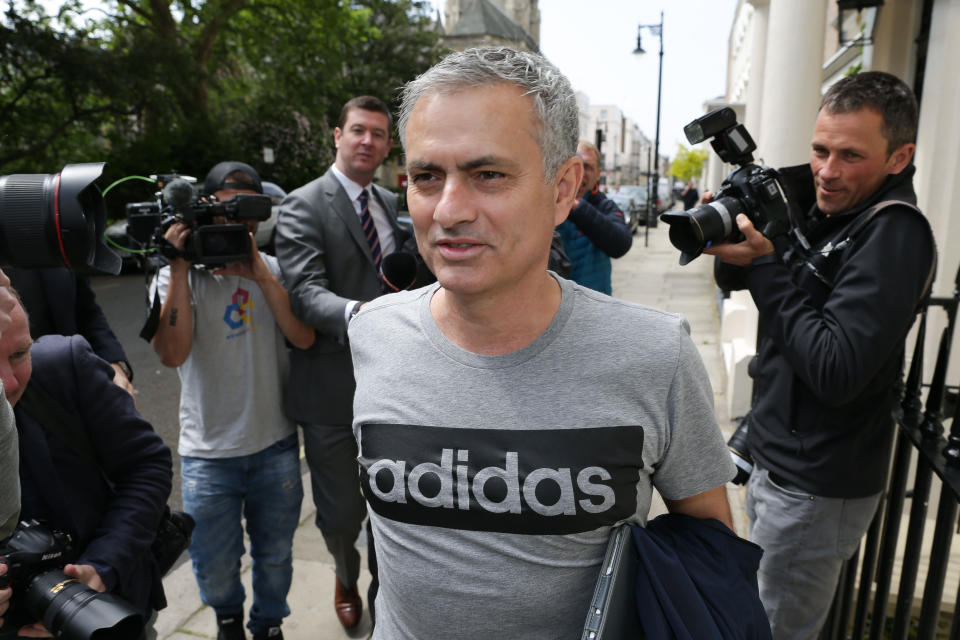 El técnico de Manchester United, José Mourinho, sale de su casa en Londres el viernes, 27 de mayo de 2016. (Daniel Leal-Olivas/PA via AP) UNITED KINGDOM OUT