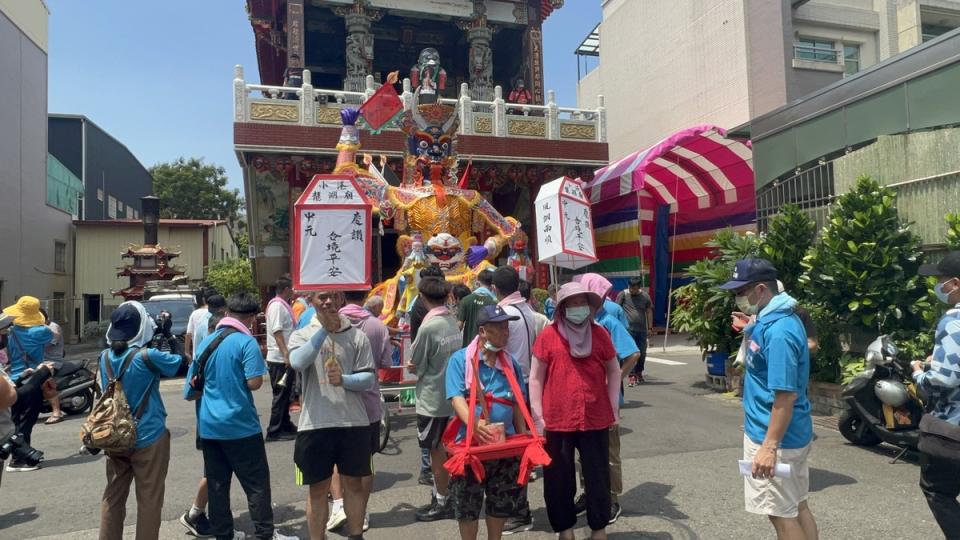 小港龍湖廟循古禮迎大士遶境。   圖：小港龍湖廟提供