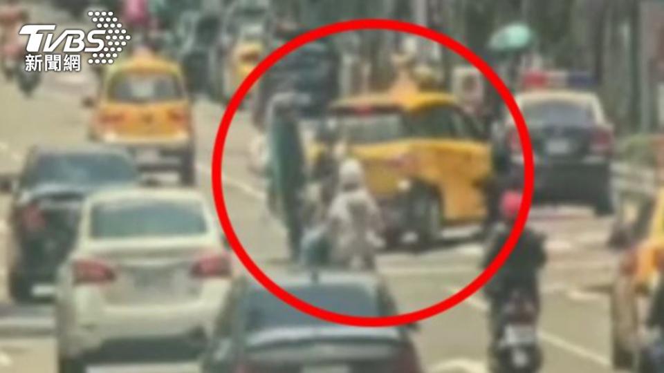 女騎士撞上計程車，連人帶車翻了一圈後彈飛。（圖／TVBS）
