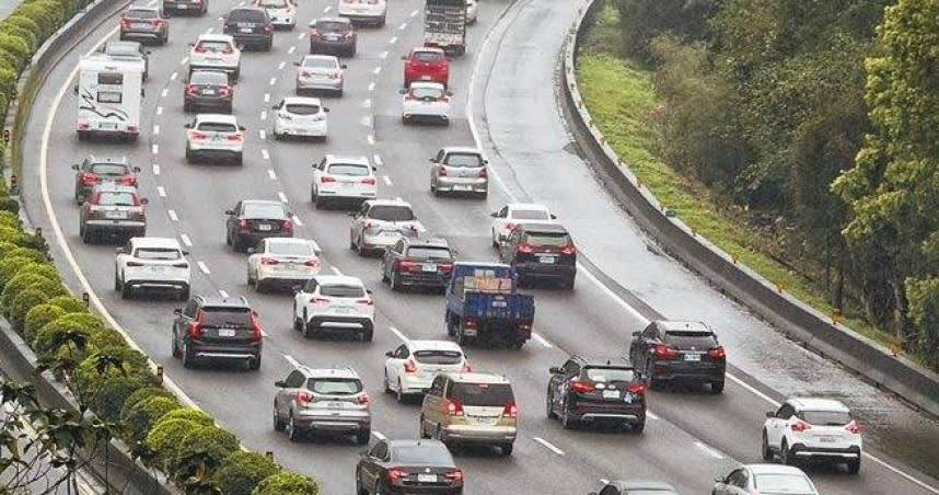 大年初三，國道3號土城段接近中午出現車潮，其中南下車速只有20-30公里左右。圖右為南下車道。（圖/陳信翰攝）