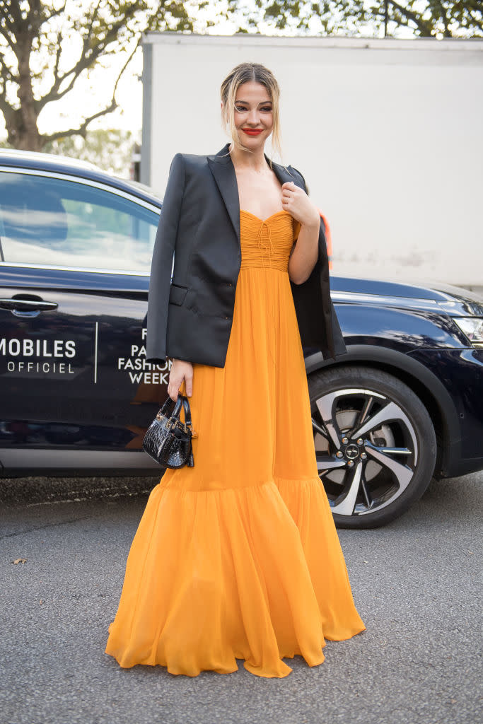 <p>L’actrice américaine, remarquée dernièrement dans la série <em>Outer Banks</em>, nous donne une leçon de style en osant l’association veste de costume XL et robe de gala. La tenue idéale pour assister au défilé Giambattista Valli, créateur chouchou des stars sur le red carpet. ©Getty Images</p> 