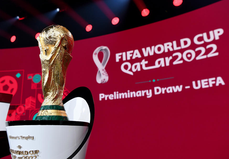 ZURICH, SUISSE – 07 DÉCEMBRE: Le trophée de la Coupe du monde est vu avant le tirage au sort préliminaire de la Coupe du monde de football du Qatar 2022 le 07 décembre 2020 à Zurich, en Suisse.  (Photo de FIFA/FIFA via Getty Images)