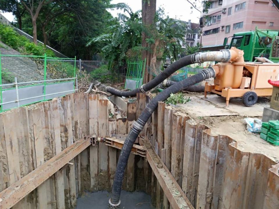 永康區中正路已調度移動式抽水機預佈，以改善豪大雨可能造成的積淹水情形。 （水利局提供）