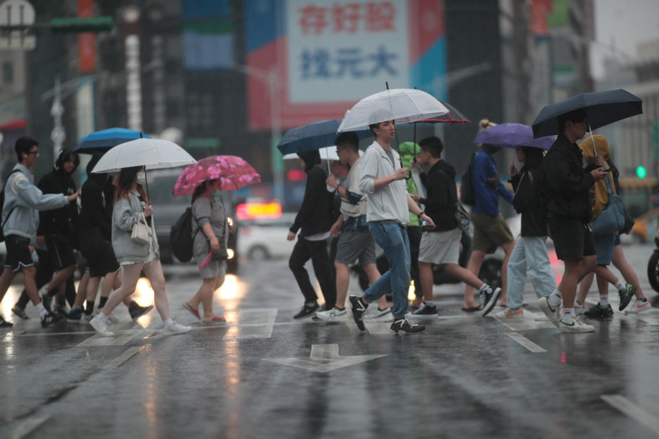 受鋒面影響，易有短延時強降雨，11縣市豪大雨特報。（郭吉銓攝）