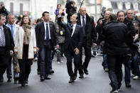 10h30. Dans son fief corrézien, le candidat PS François Hollande se rend dans son bureau de vote de Tulle pour glisser son bulletin dans l'urne. AFP/Fred Dufour