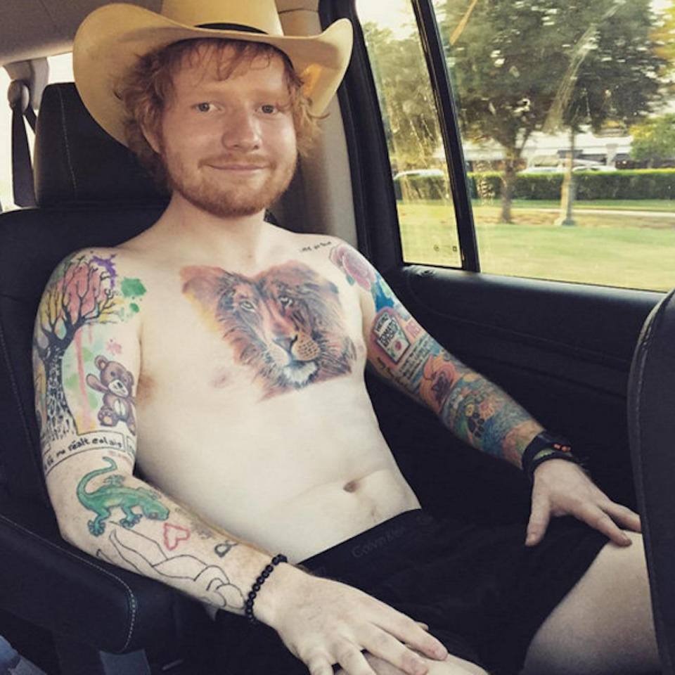 The singer has over sixty tattoos, including a huge lion’s head on his chest (Photo: Instagram/teddysphotos) 