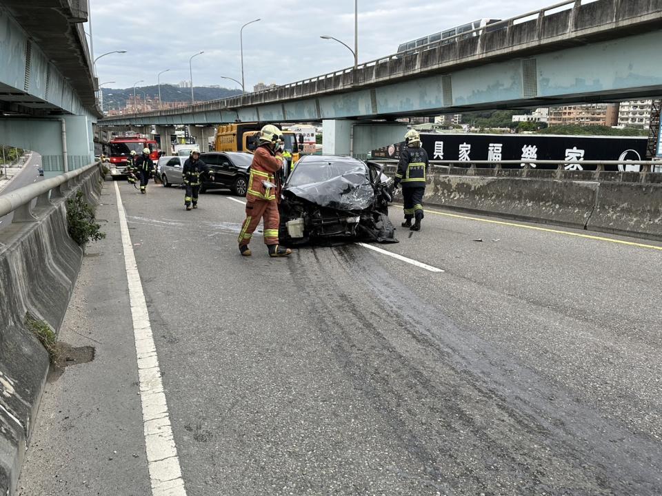 車輛上橋遭逆向車撞上。（圖／東森新聞）