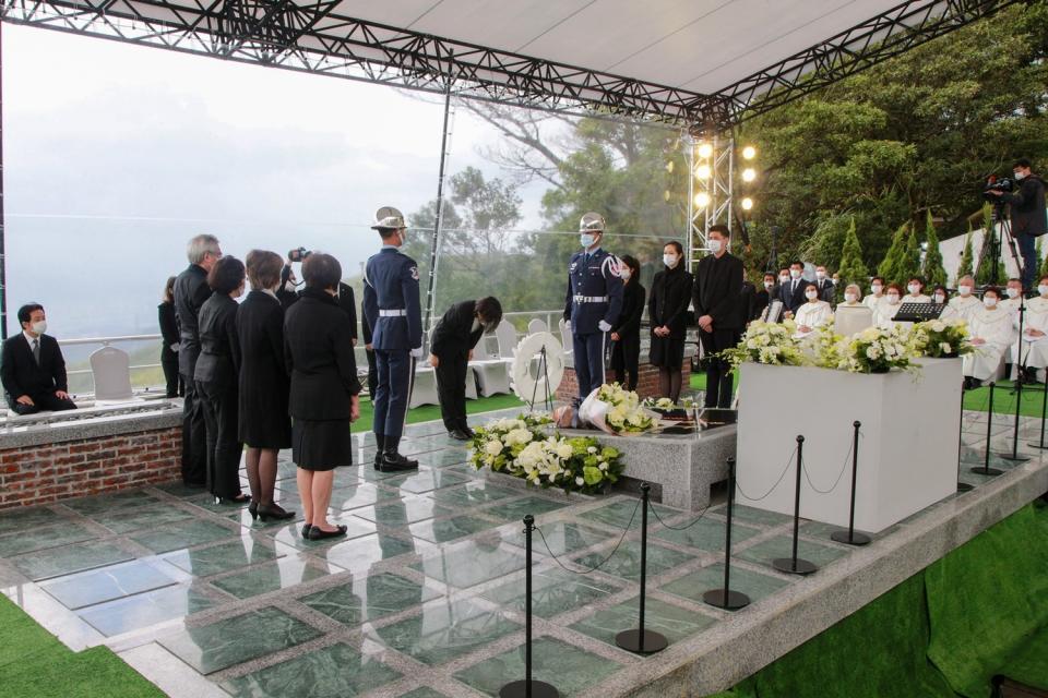 前總統李登輝奉安儀式7日在五指山國軍示範公墓舉行，總統蔡英文獻花致敬。   圖：軍聞社提供
