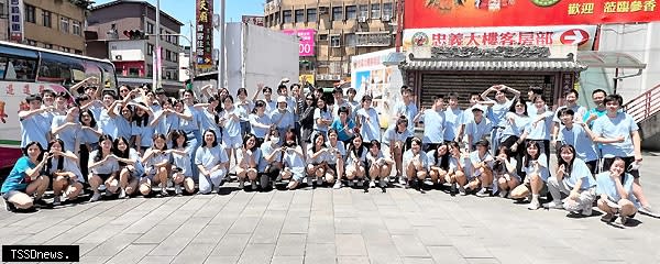 七十二位海外青年志工來臺攜手三十三位北大高中，線上英語營伴三百六十二位學生。（圖：新北市教育局提供）
