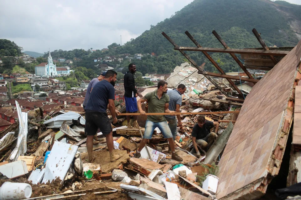 Moradores trabalham em local de deslizamento de terra no Morro da Oficina ap&#xf3;s chuvas torrenciais em Petr&#xf3;polis, Brasil 16 de fevereiro de 2022.